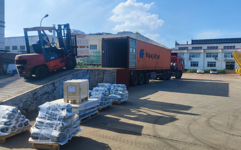 国能实业一批挖掘机配件出口南美地区